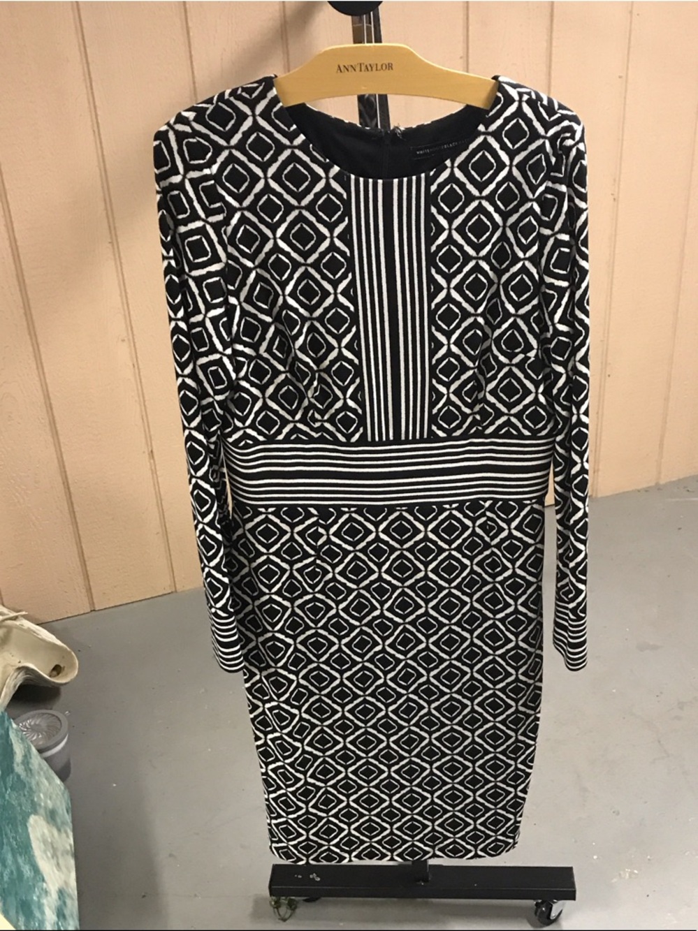 Ann Taylor Black & White Geometric Long-Sleeve Sheath